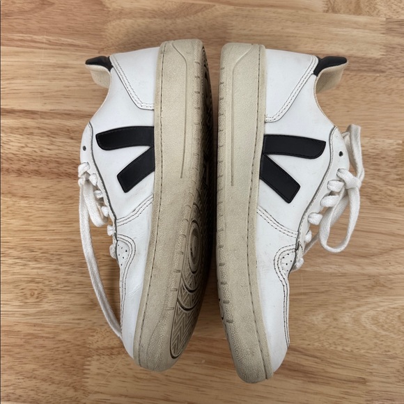 Veja White Black Casual Sneakers - Picture 12 of 16